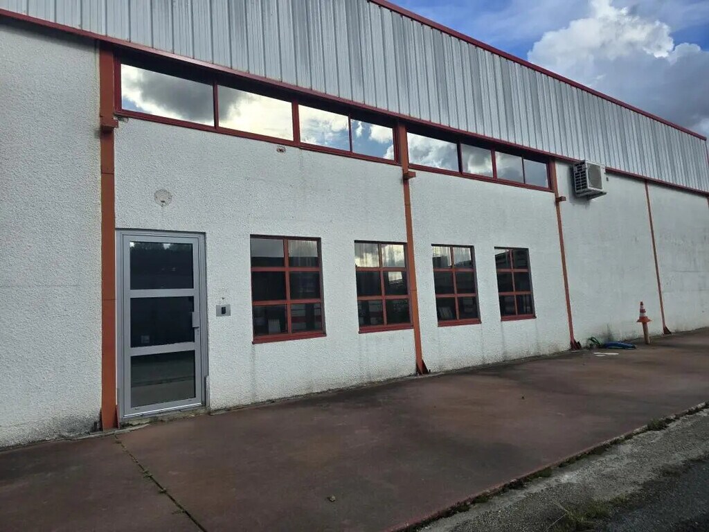 Location Entrepôt 407 m² - Photo 1