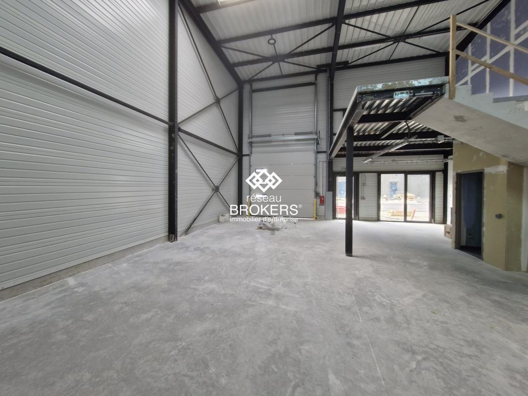 Industrial in Courtry to rent Building Photo- Image 1 of 4