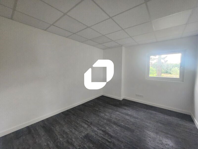 Light Industrial in Plaisir to rent Interior Photo- Image 1 of 15