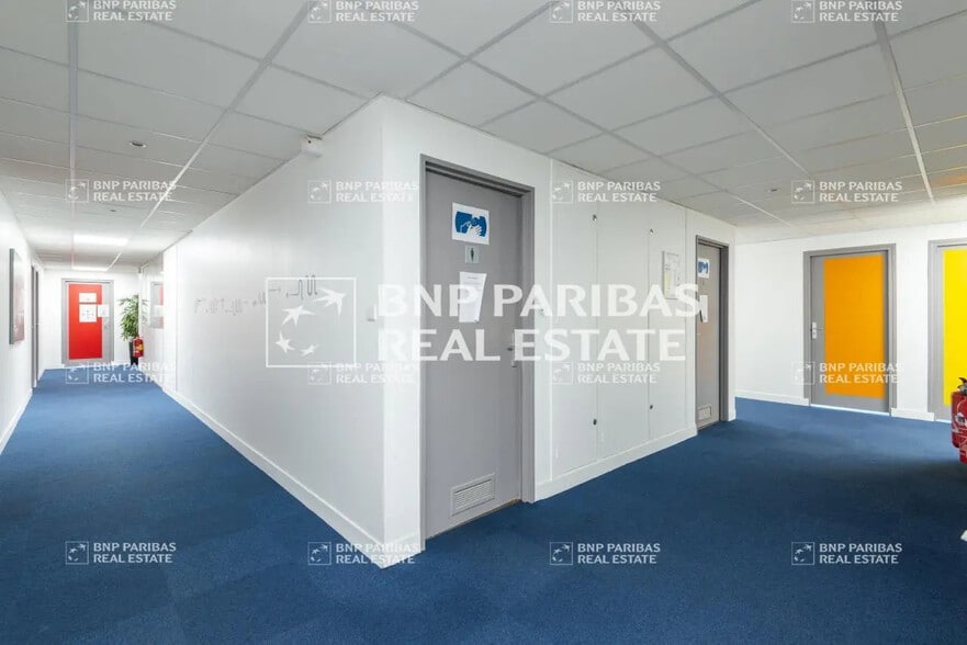 1 Place Charles De Gaulle, Montigny-le-Bretonneux to rent - Interior Photo - Image 3 of 16