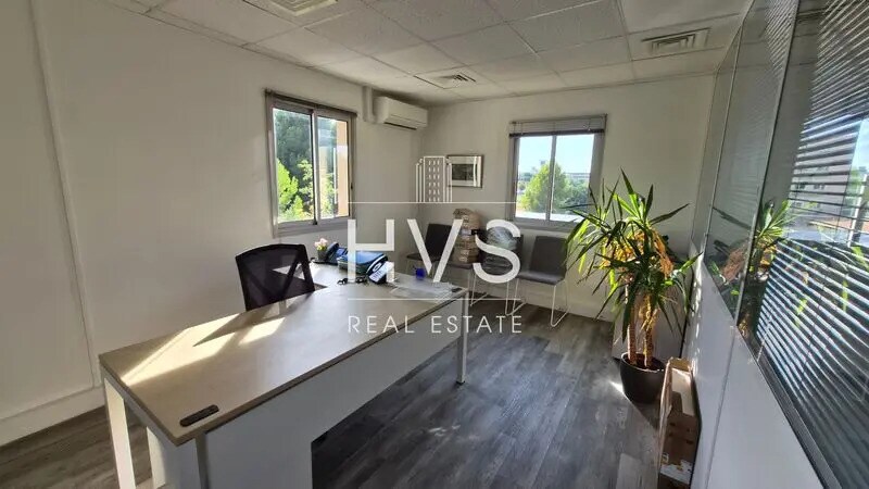 Office in Vitrolles to rent - Interior Photo - Image 2 of 5