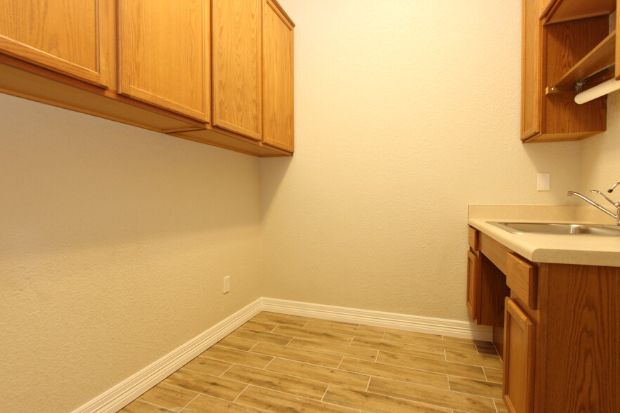 15901 Central Commerce Dr, Pflugerville, TX for rent - Building Photo - Image 3 of 17