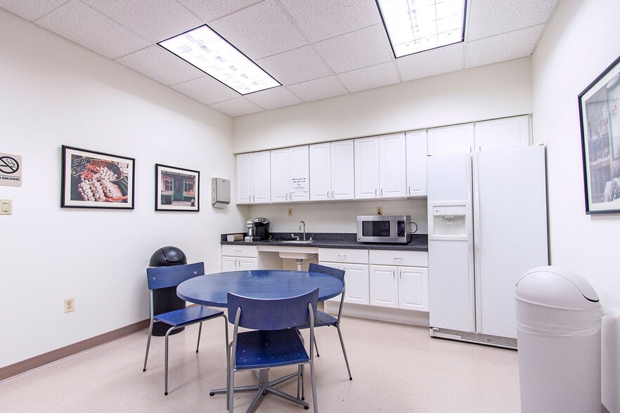 390 Amwell Rd, Hillsborough, NJ to rent - Interior Photo - Image 3 of 14