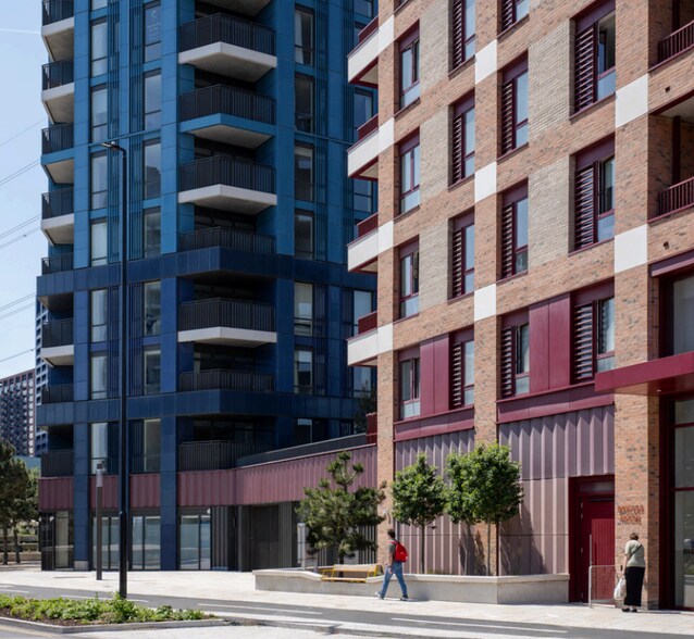 300 Manor Rd, London to rent - Building Photo - Image 1 of 4