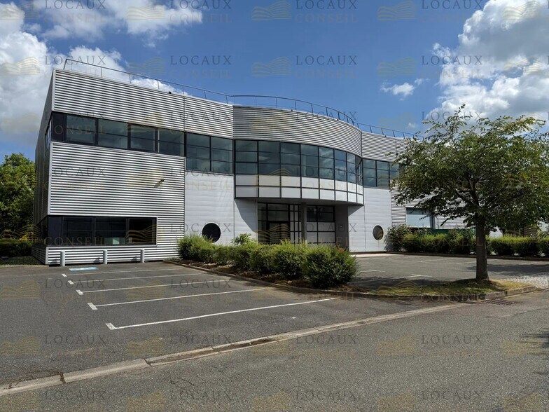 Light Industrial in Élancourt to rent - Building Photo - Image 2 of 9