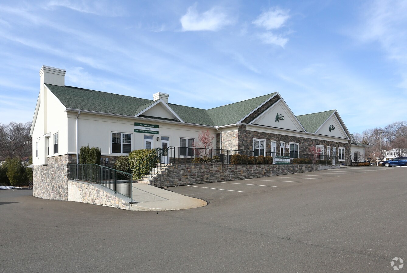 64 Thompson St, East Haven, CT 06513 UK