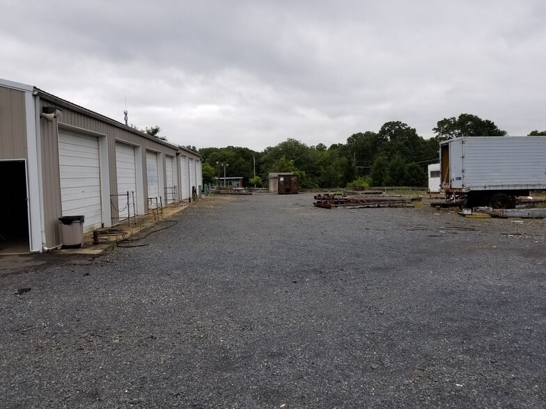 195 Throckmorton St, Freehold 07728 UK