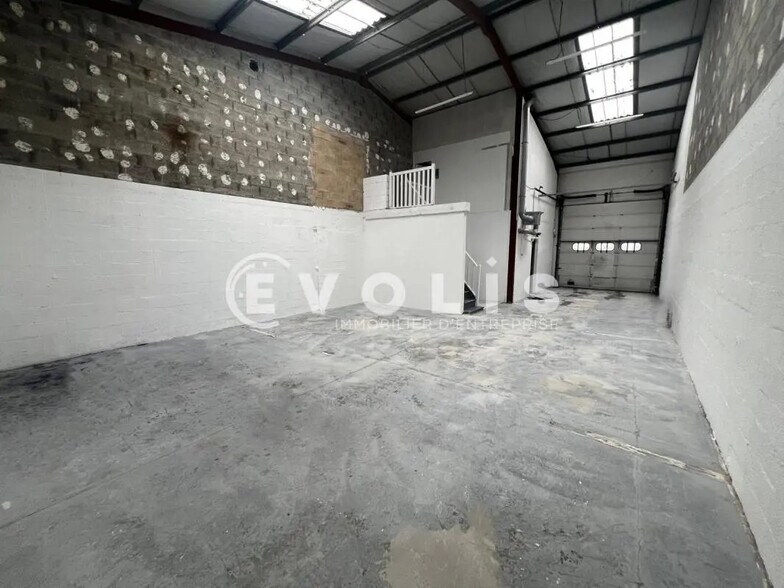 Light Industrial in Lisses to rent - Building Photo - Image 1 of 9