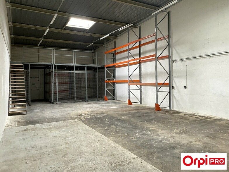 Light Industrial in Chilly-Mazarin to rent - Interior Photo - Image 2 of 8