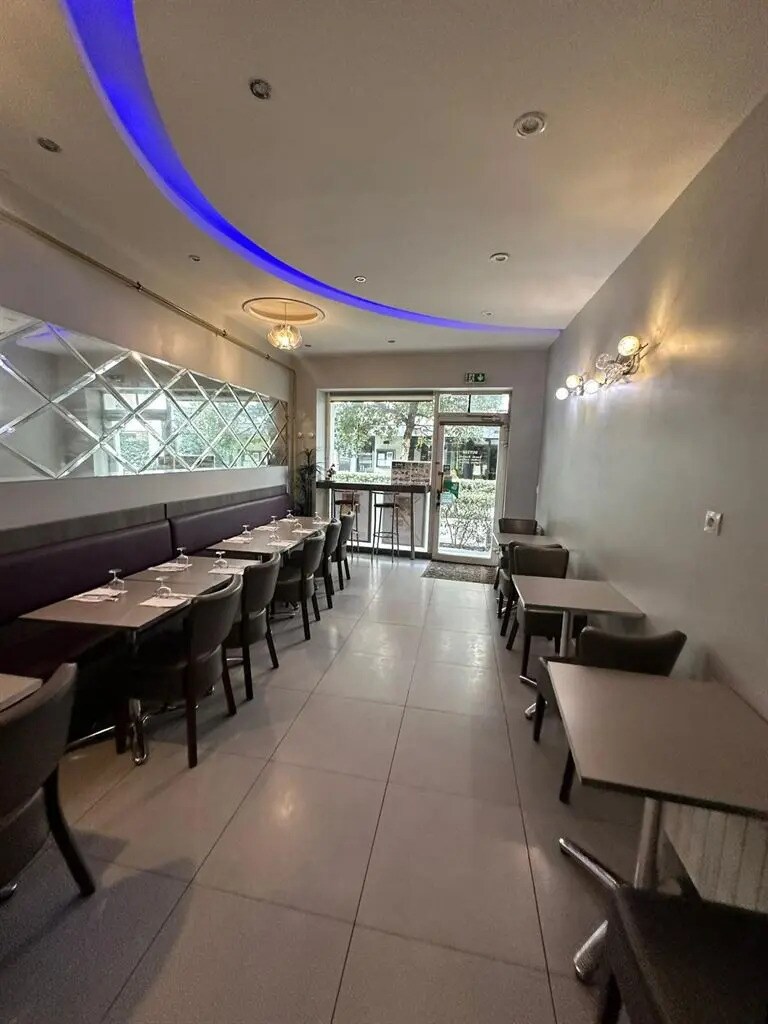 Retail in Neuilly-sur-Seine to rent Interior Photo- Image 1 of 4