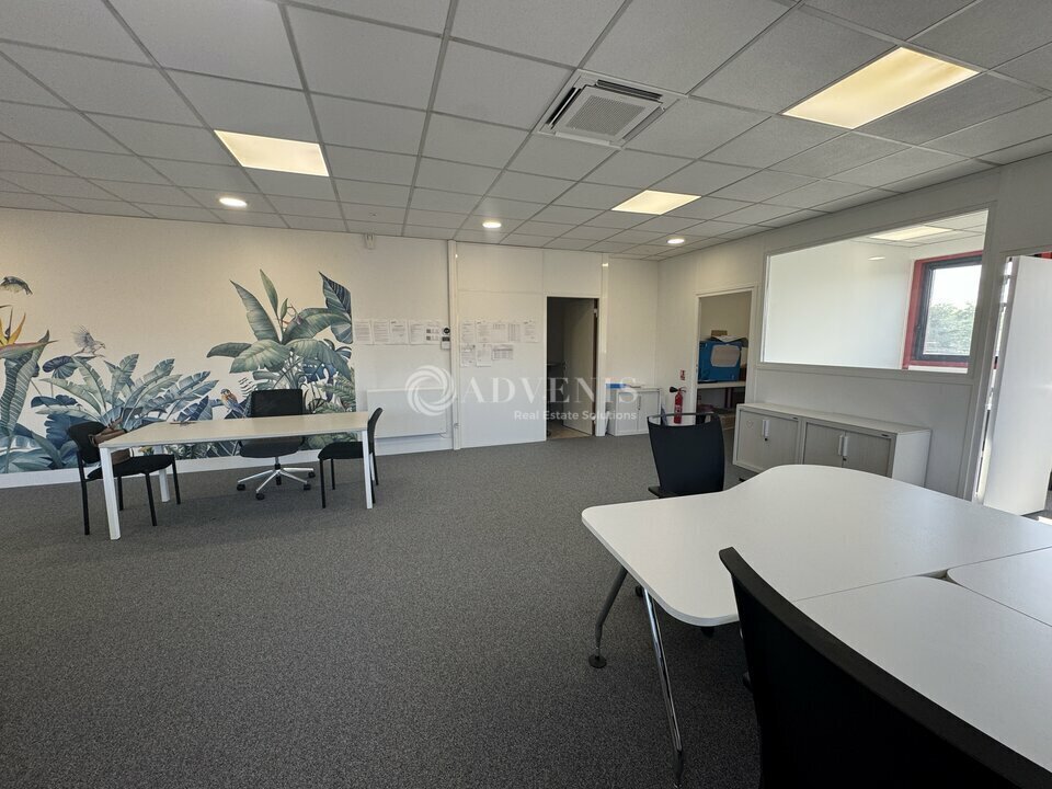 Office in Villepinte to rent Interior Photo- Image 1 of 8