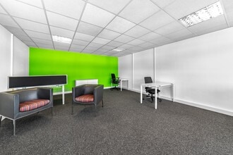 Waterberry Dr, Waterlooville to rent Interior Photo- Image 2 of 9