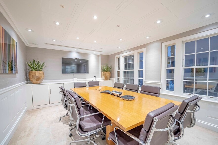 59-60 Grosvenor St, London to rent - Interior Photo - Image 3 of 5