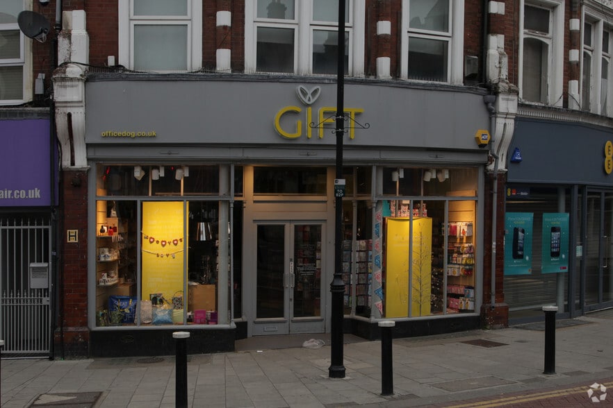 14 Topsfield Para, London to rent - Building Photo - Image 2 of 8