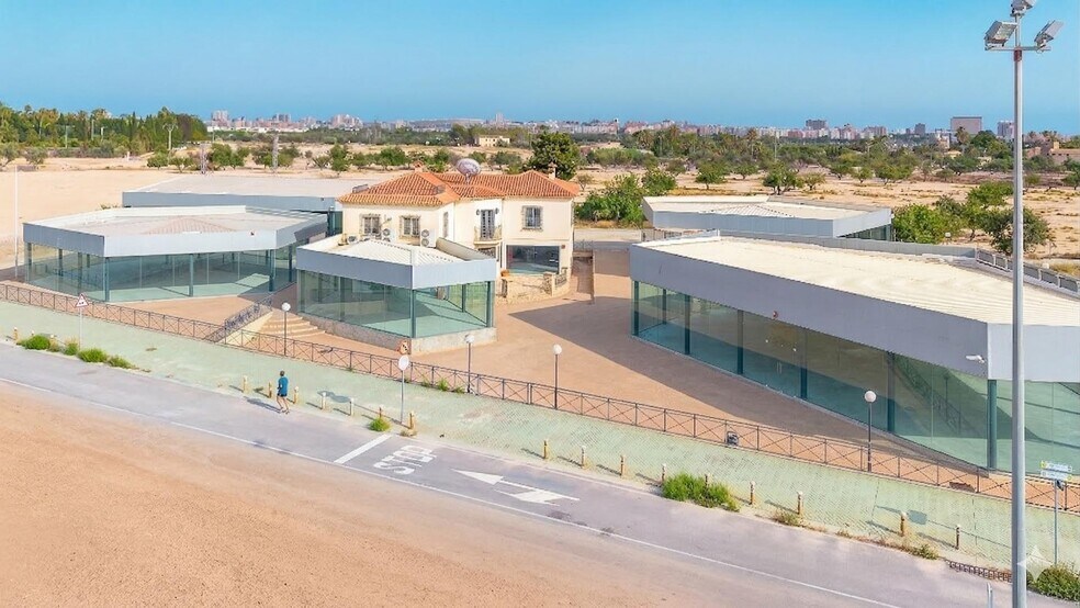 Retail in Alicante, Alicante to rent - Primary Photo - Image 1 of 4