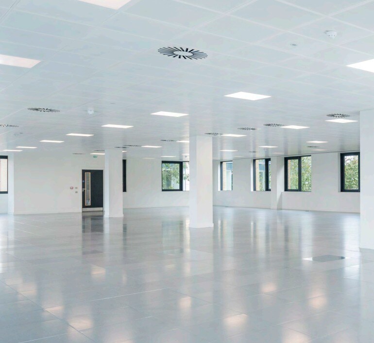 7 Arlington Square West, Bracknell to rent Interior Photo- Image 1 of 4