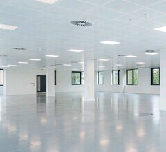 7 Arlington Square West, Bracknell to rent Interior Photo- Image 1 of 4