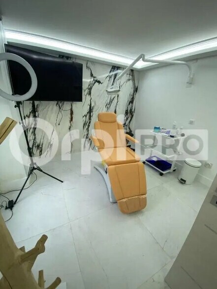 Light Industrial in Palaiseau to rent - Interior Photo - Image 2 of 11