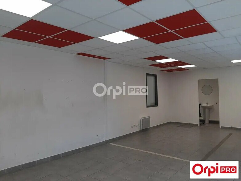 Office in Valence to rent - Interior Photo - Image 2 of 6