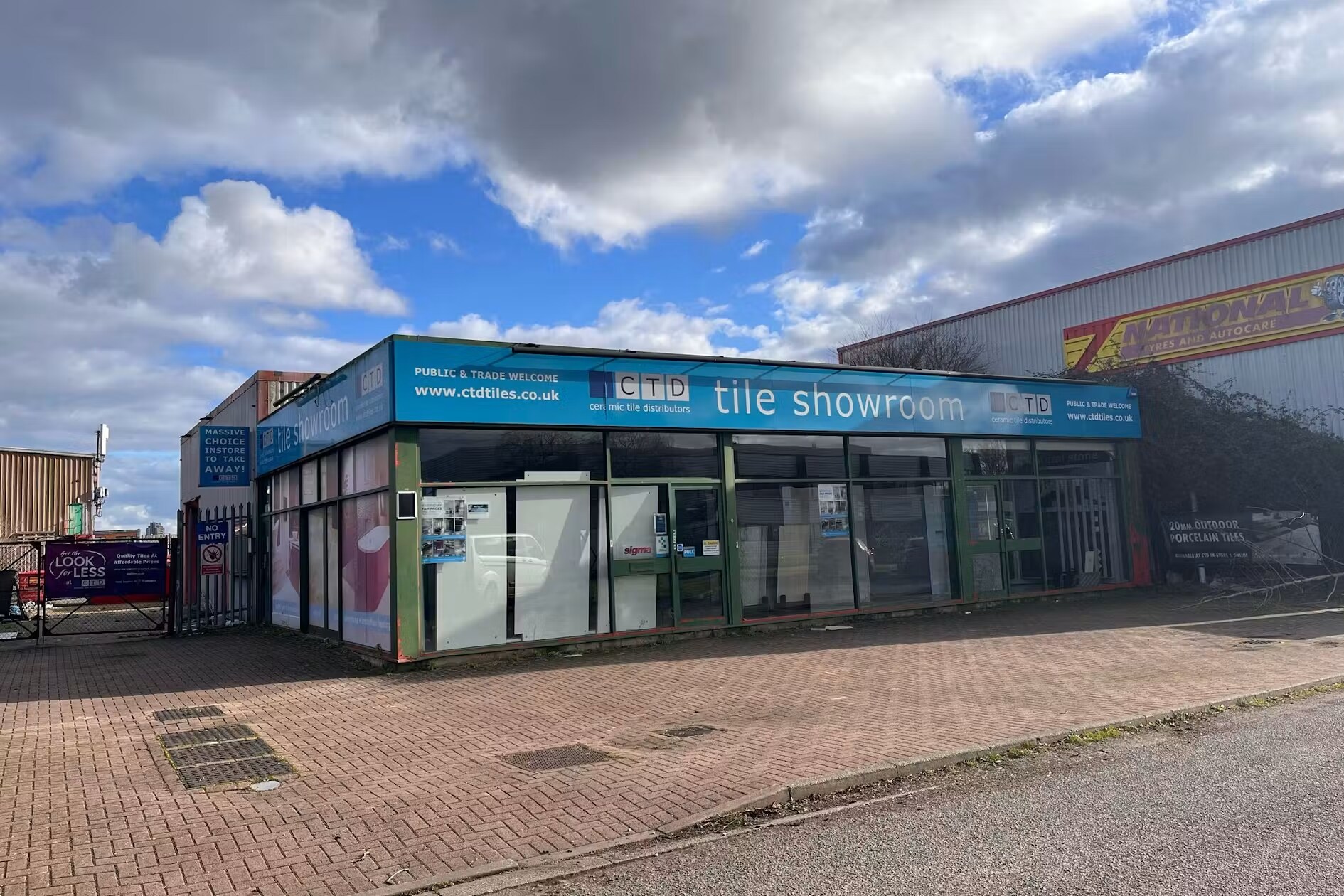 Bicester Rd, Aylesbury to rent Building Photo- Image 1 of 2