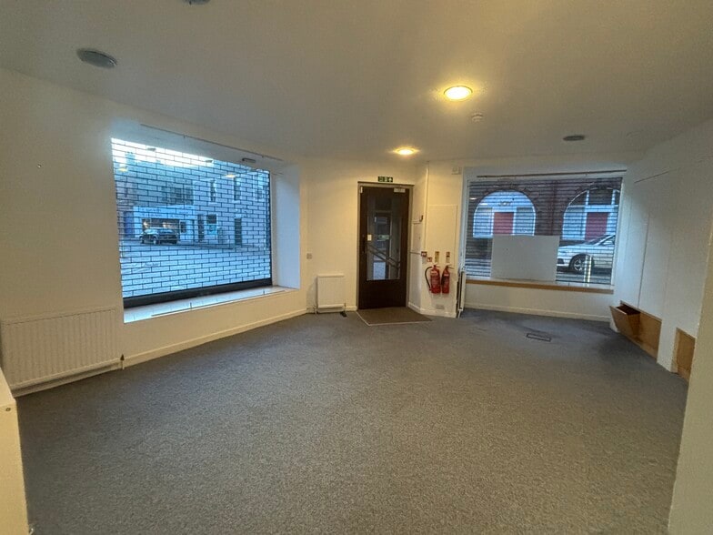 62 Bank St, Kilmarnock to rent - Building Photo - Image 2 of 5