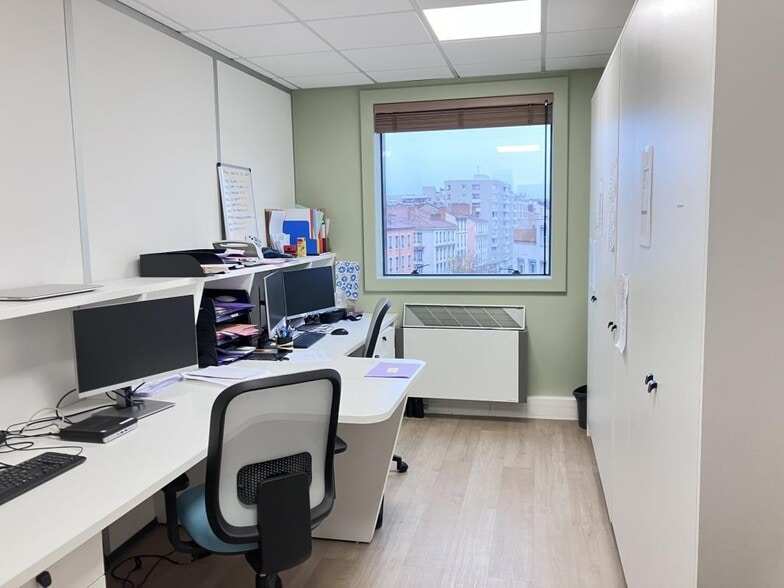 75 Cours Emile Zola, Villeurbanne to rent - Interior Photo - Image 3 of 9
