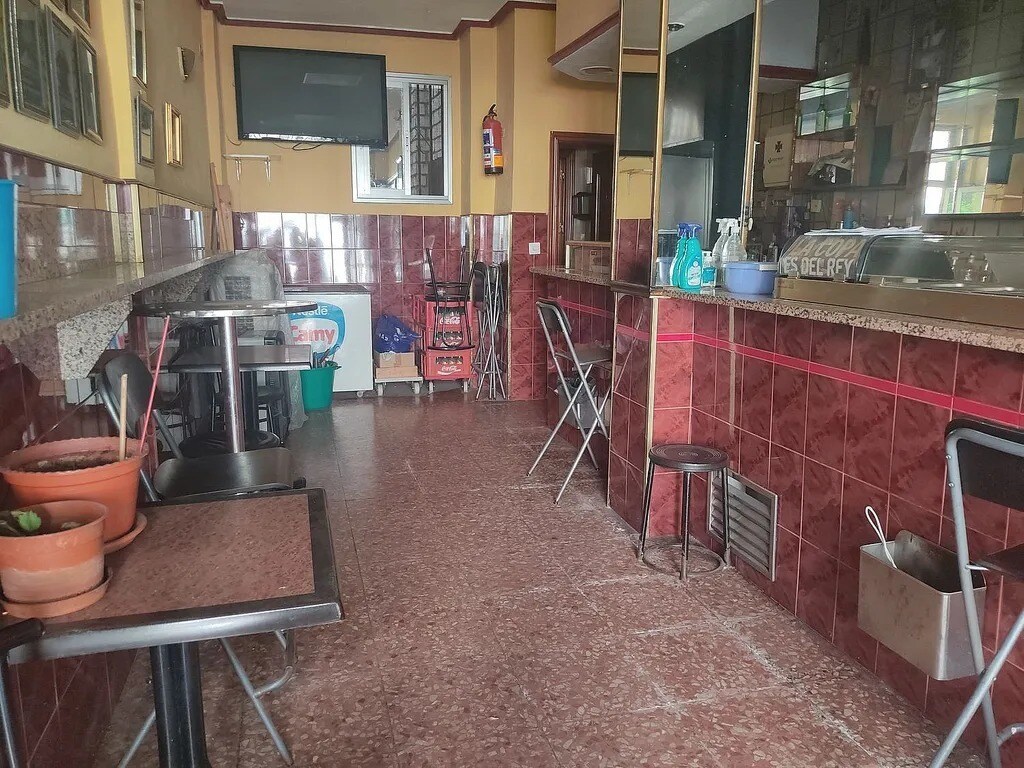 Retail in Móstoles, Madrid to rent Primary Photo- Image 1 of 2