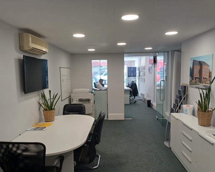 35 Church St, Enfield to rent - Interior Photo - Image 3 of 4