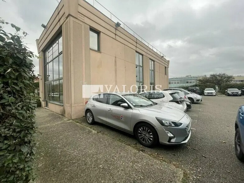 34-36 Rue Du 35eme Regiment D'Aviation, Bron to rent - Building Photo - Image 3 of 4