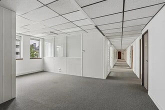 Office in Montreuil for sale Interior Photo- Image 1 of 11