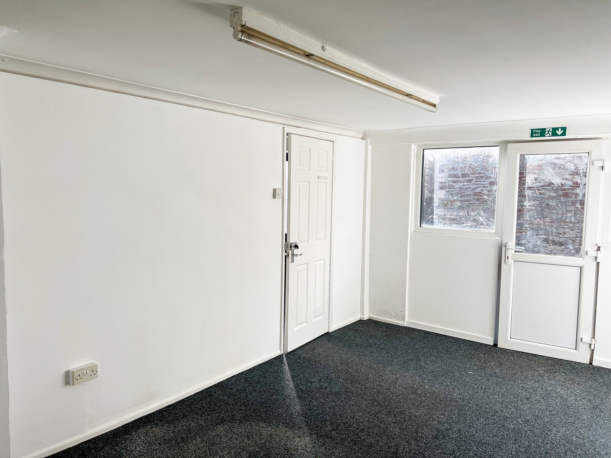1-7 The Sq, Grampound Road to rent Interior Photo- Image 1 of 4