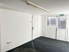 1-7 The Sq, Grampound Road to rent Interior Photo- Image 1 of 4