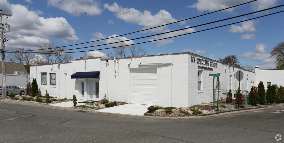 3 Secatoag Ave, Port Washington, NY for rent - Building Photo - Image 1 of 16