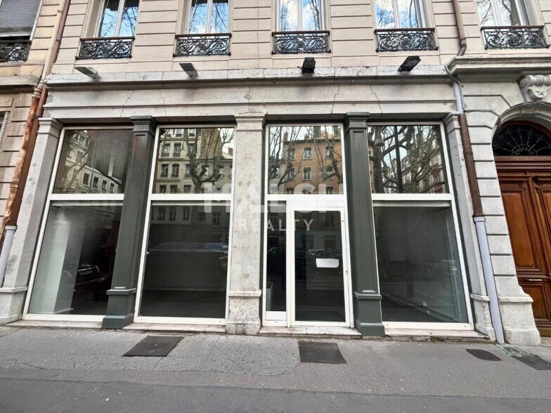 Retail in Lyon to rent - Building Photo - Image 1 of 8