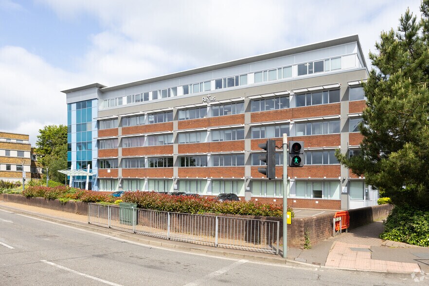 Station Way, Crawley to rent - Building Photo - Image 3 of 3