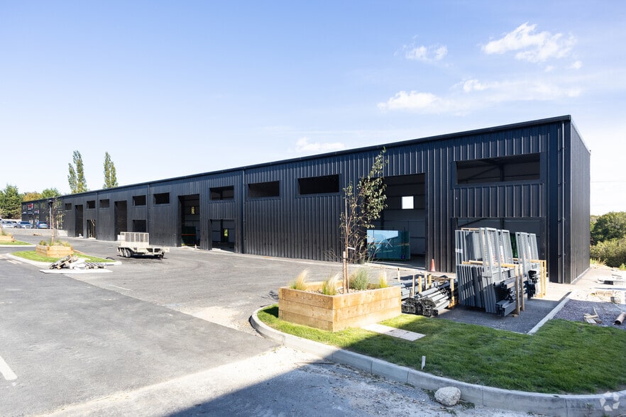 Units 30-39 Gatehouse Hub, Gatehouse Ln, Neaves Park, Hurstpierpoint for sale - Primary Photo - Image 1 of 3