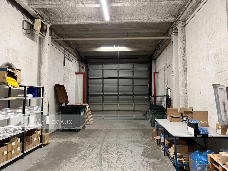 Light Industrial in Osny to rent - Interior Photo - Image 2 of 8