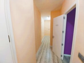Retail in Madrid, Madrid to rent Interior Photo- Image 2 of 8