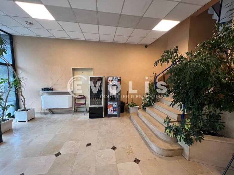Office in Valenton to rent - Lobby - Image 3 of 13