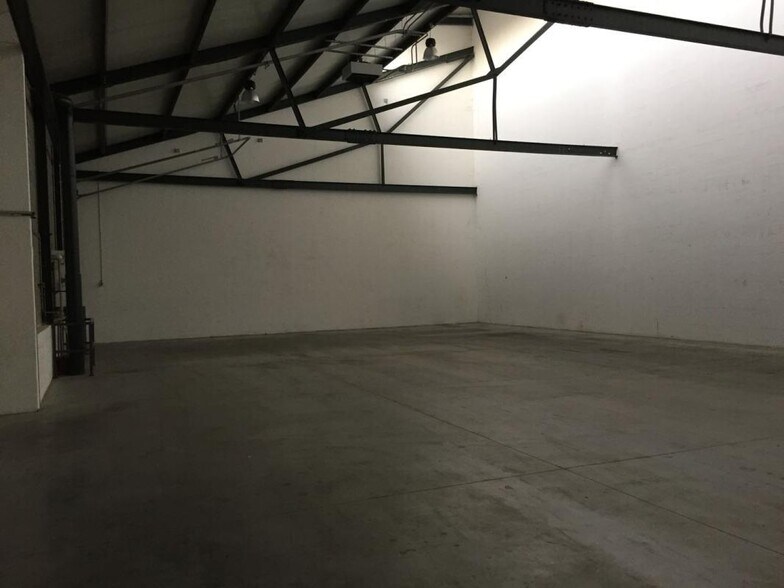 Light Industrial in Saint Denis to rent - Interior Photo - Image 3 of 9