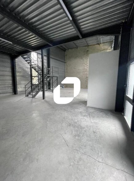 Light Industrial in Bourgoin-Jallieu to rent - Building Photo - Image 2 of 21