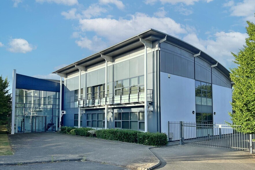 Fishponds Rd, Wokingham for sale - Building Photo - Image 1 of 1