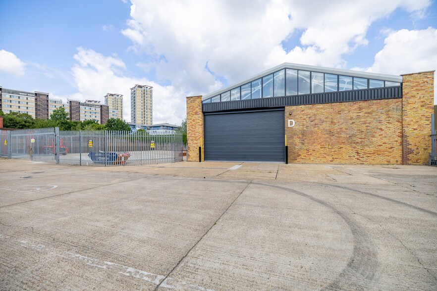 Marlborough Grove, London for rent - Building Photo - Image 1 of 3