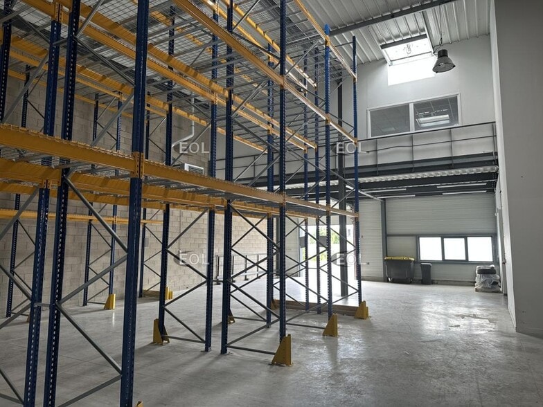 Light Industrial in Servon to rent - Building Photo - Image 2 of 14