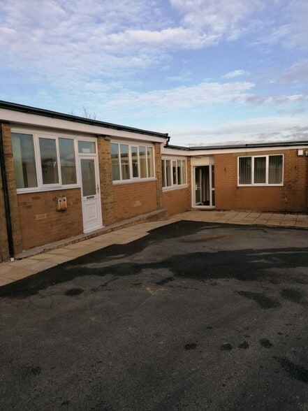 Horley Green Road, Halifax to rent - Building Photo - Image 2 of 3
