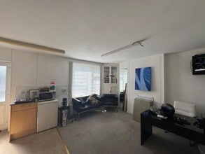 9-15 Between Streets, Cobham to rent Interior Photo- Image 1 of 4