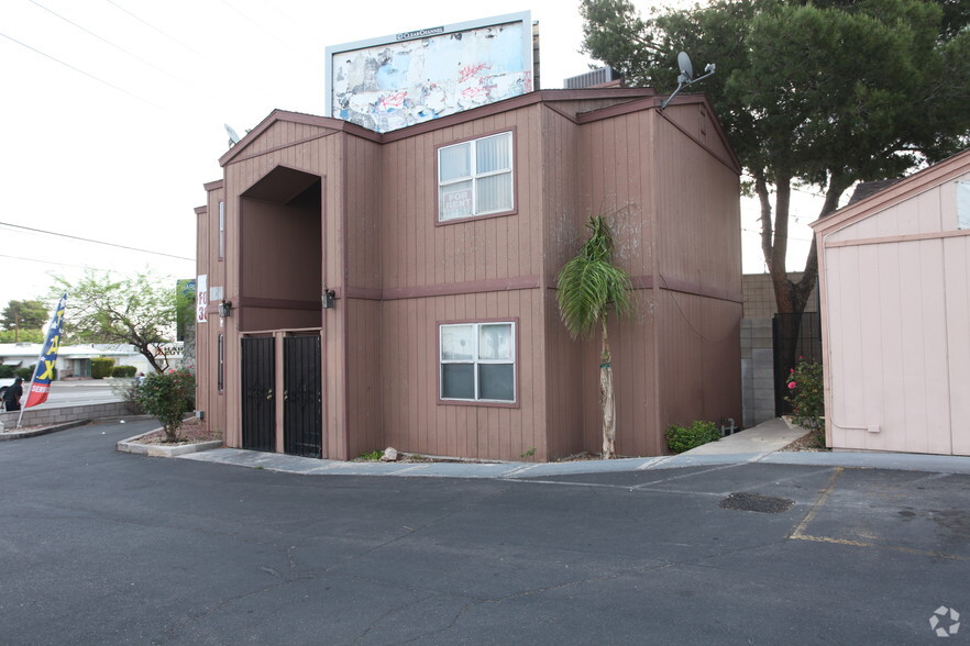 1530 E Charleston Blvd, Las Vegas, NV for rent - Building Photo - Image 3 of 4