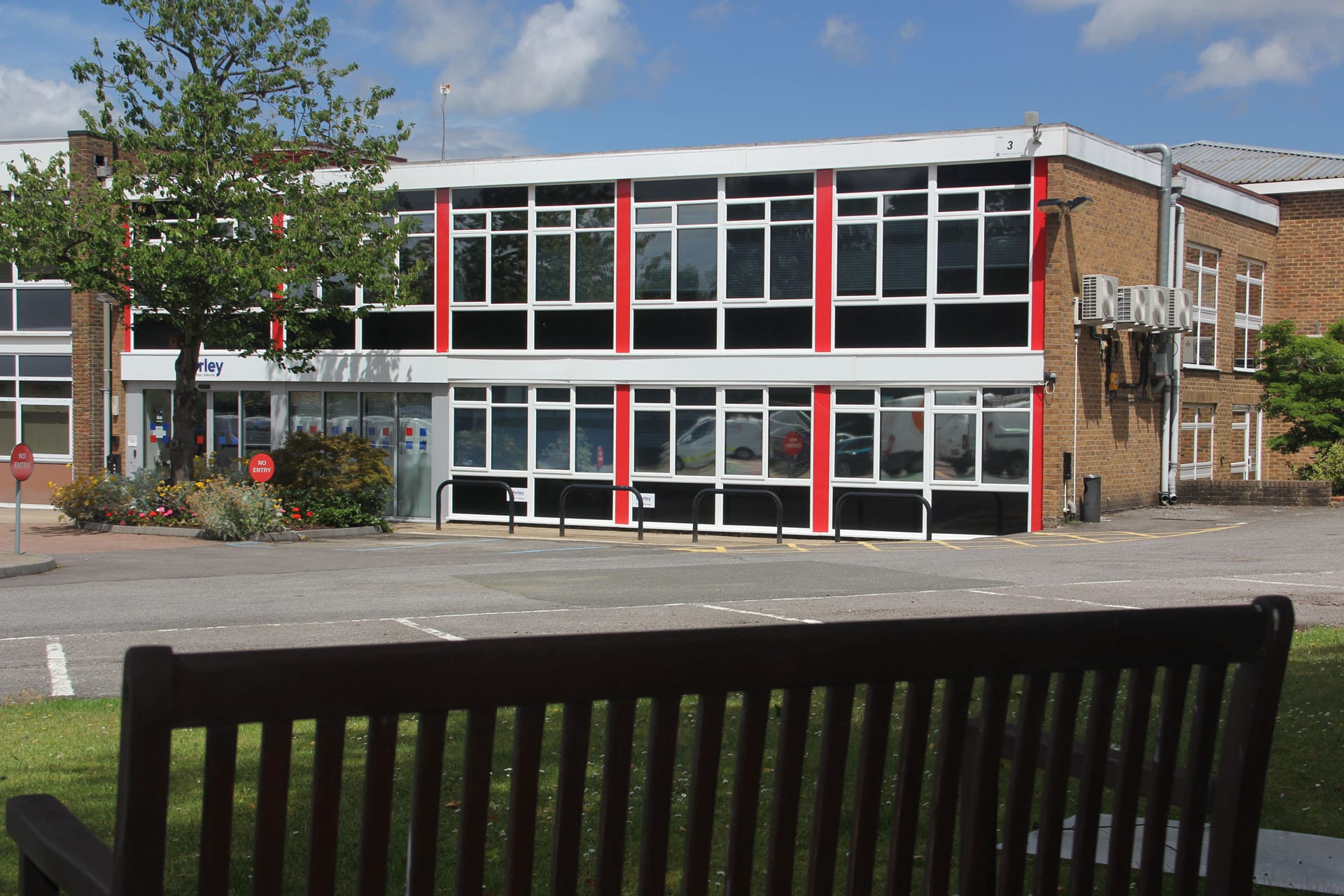 102 Lower Guildford Rd, Woking to rent Building Photo- Image 1 of 3