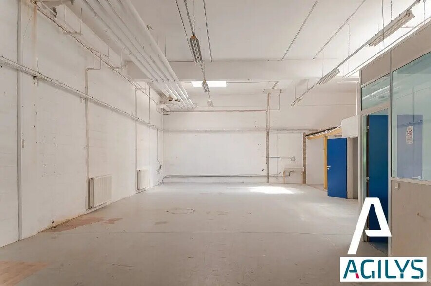 Light Industrial in to rent - Building Photo - Image 2 of 7