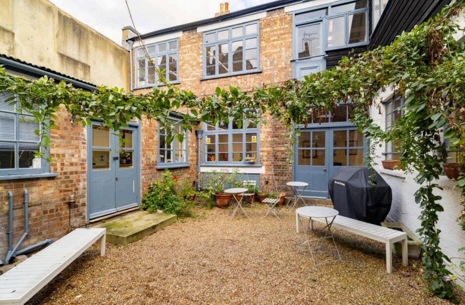 22 St James's Walk, London to rent Building Photo- Image 1 of 2